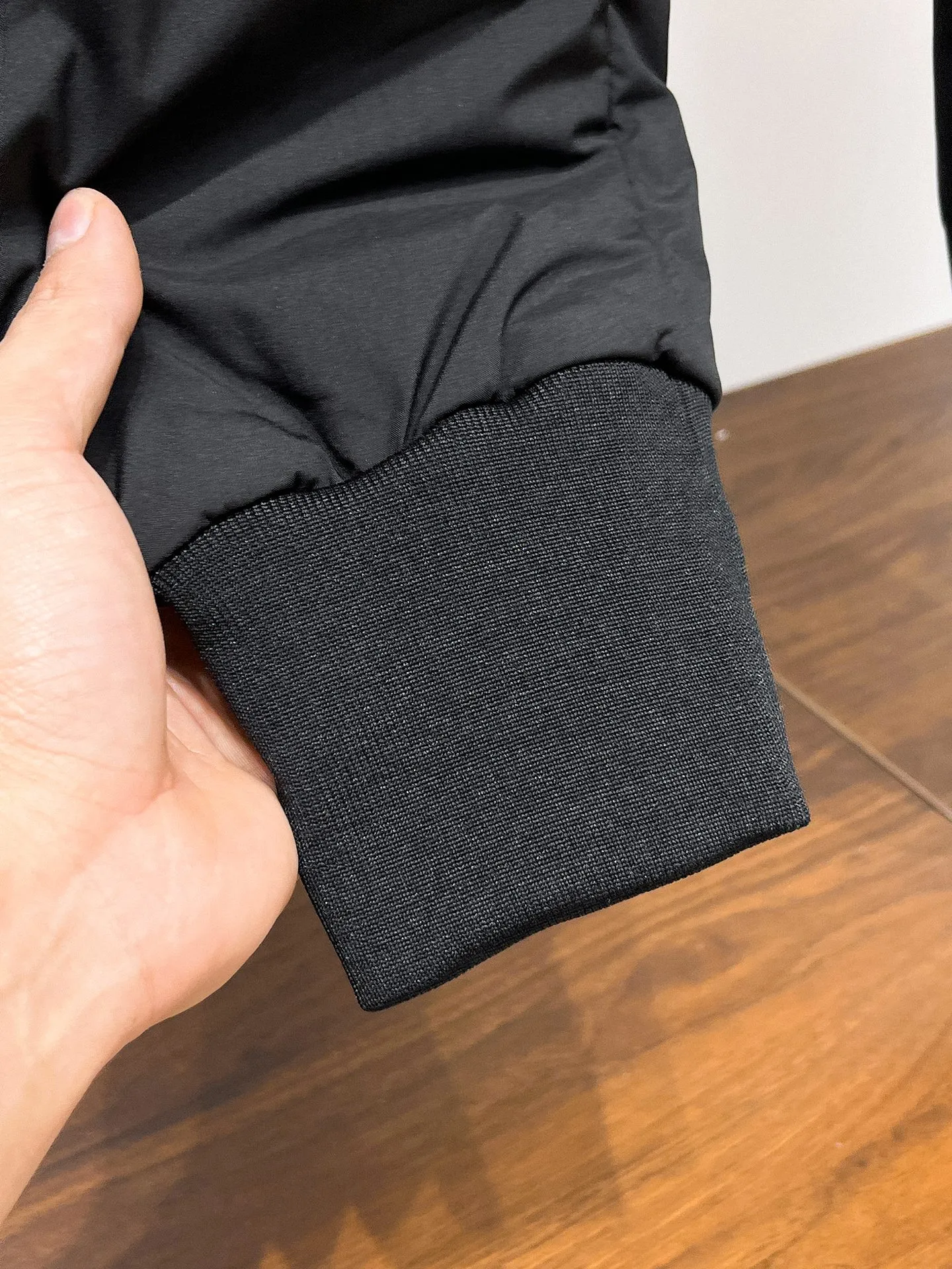 P490 Big Goose🇨🇦 🔥50ss thickened warm down pants, a new autumn and winter product, are here. 🌹Winter essential outdoor windproof, lockable and warm. Made of professional-grade outdoor windproof, waterproof and breathable fabric. Lining is filled with %90 white duck down. Lightweight design. Lightweight and warm. Seamless gluing process on the inside. Made of light and gall-free anti-drilling fabric to effectively prevent velvet running. Original hardware accessories Classic logo matching, simple and versatile, the upper body is stylish and not bloated, the same style for men and women! Size: M-3XL.